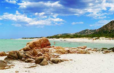 Przepiękna plaża Berchida na Sardynii (fot. sardinianbeaches.com). Przepiękna plaża Berchida na Sardynii (fot. sardinianbeaches.com).