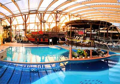 Całoroczny basen w Aguaparku Tatralandia na Słowacji, fot.tatralandia.sk. Całoroczny basen w Aguaparku Tatralandia na Słowacji, fot.tatralandia.sk.