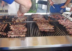 Przygotowanie Souvlaki na grilu w Grecji