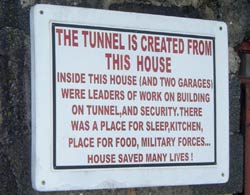 Tablica informujaca o wydarzeniach z przeszłości