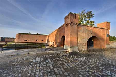 Brama Chyżańska, na drugim planie Bastion Filip w kostrzyńskiej twierdzy.