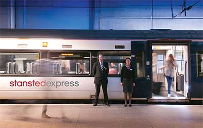 Pociąg z Londynu na lotnisko w Stansted Pociąg z Londynu na lotnisko w Stansted