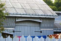 Zdobiona stodoła we wsi Bukowina