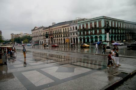 Jedna z ulic w Hawanie, przy budynku Capitolu