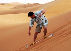 Zjazd z wydm na pustyni na nartach