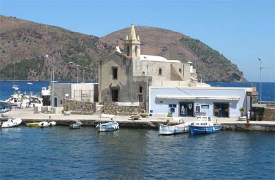 Malowniczy port na wyspie Lipari Malowniczy port na wyspie Lipari