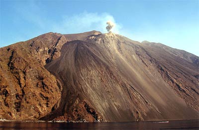 Erupcja wulkanu na wyspie Stromboli Erupcja wulkanu na wyspie Stromboli