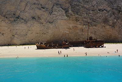 Zatoka Wraku na Zakynthos widziana od strony morza. Zatoka Wraku na Zakynthos widziana od strony morza.