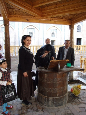 Zdjęcie z Uzbekistanu - rytuały prze wejściem