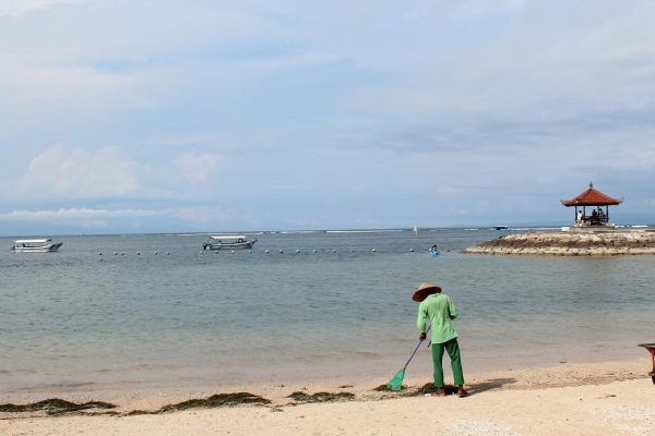 Zdjęcie z Indonezji - Sprzątanie plaży