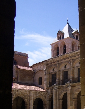 Zdjęcie z Hiszpanii - Leon -patio Panteonu