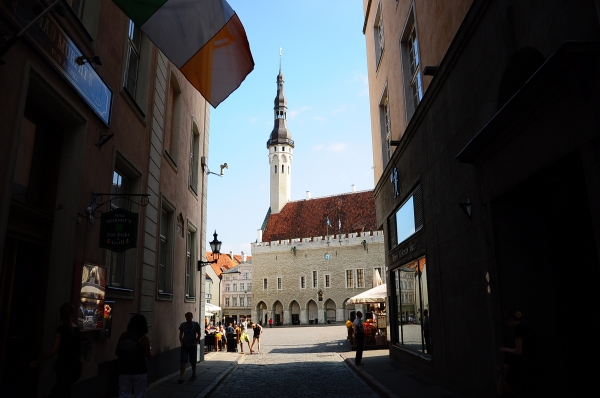 Zdjęcie z Estonii - Przed nami plac ratuszowy