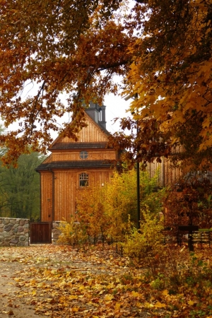 Zdjęcie z Polski - jesienny widok na kościół
