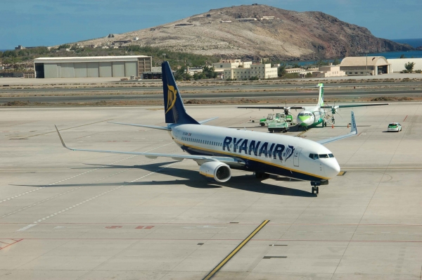 Zdjęcie z Hiszpanii - Lotnisko w Gran Canarii - Ryanair przyleciał, ale to nie nasz :)