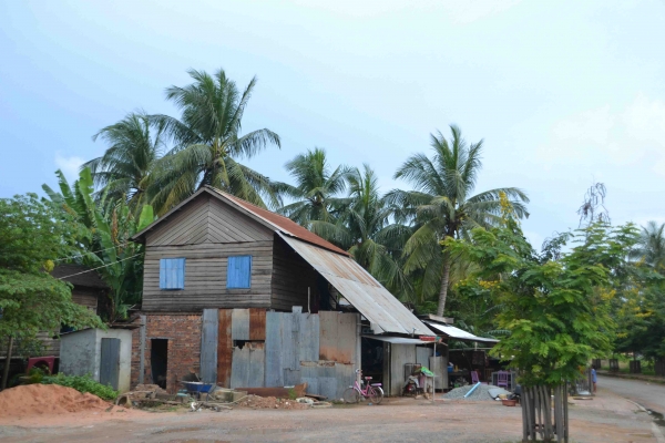 Zdjęcie z Kambodży - Boczna uliczka Siem Reap - dom mieszkalny