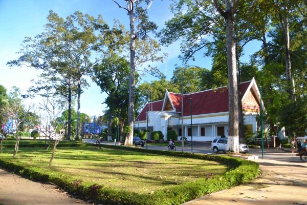 Zdjęcie z Kambodży - Siedziba Krolewska w Siem Reap - niezbyt wystawna, przynajmniej z zewnatrz :)
