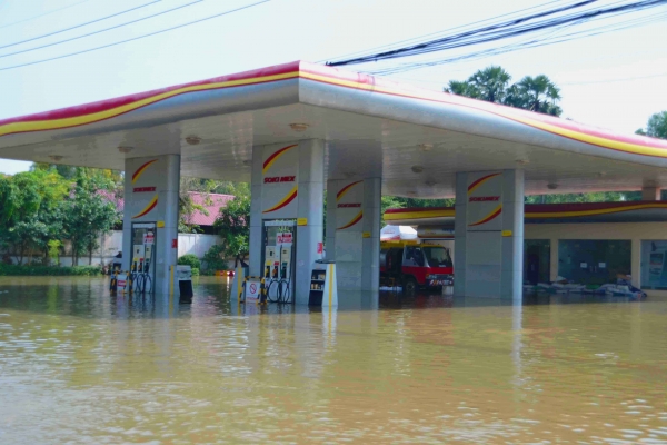 Zdjęcie z Kambodży - Powodz w Siem Reap - mozna nawet zatankowac motorowke :)