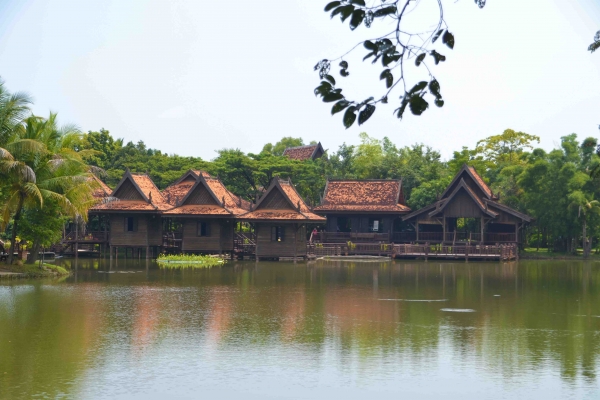 Zdjęcie z Kambodży - Cambodian Cultural Village, jak widac, swiecilo pustkami