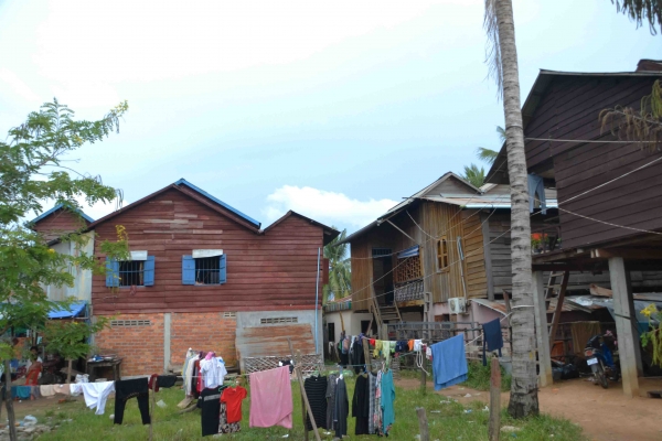 Zdjęcie z Kambodży - W bocznej ulicy Siem Reap - tak mieszkaja lokalesi
