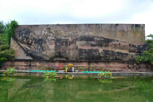 Zdjęcie z Kambodży - Lezacy Budda w Cambodian Cultural Village