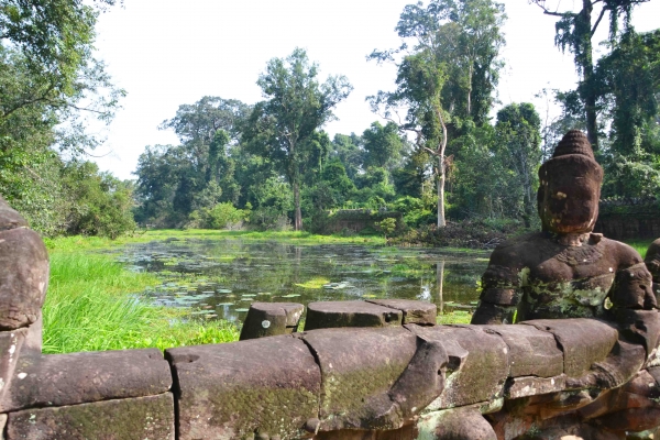 Zdjęcie z Kambodży - Fosa otaczajaca swiatynie Preah Khan