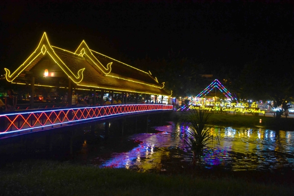 Zdjęcie z Kambodży - Siem Reap noca. Po drugiej stronie rzeki nocny targ Centrum Sztuki