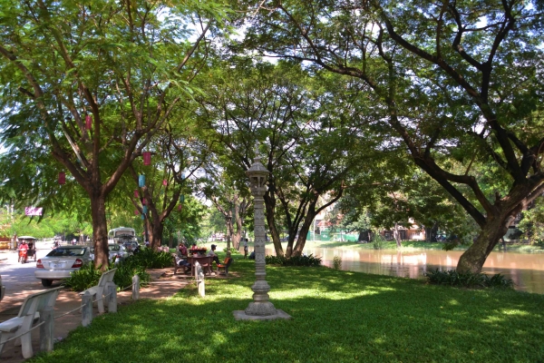 Zdjęcie z Kambodży - Troche cienia i chlodu nad rzeka Siem Reap River