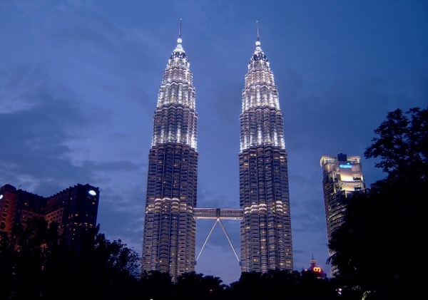 Zdjęcie z Malezji - Petronas Towers po zachodzie slonca