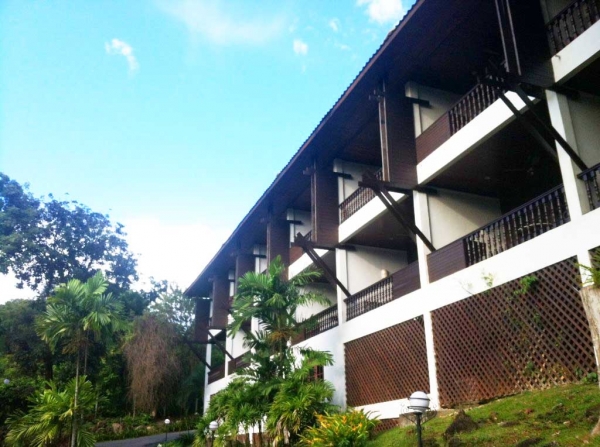 Zdjęcie z Malezji - Hotel Sheraton Langkawi, nasz balkon 4 od lewej na pietrze
