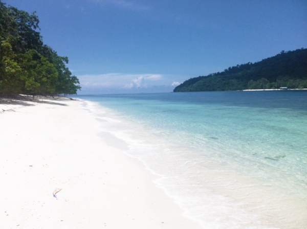 Zdjęcie z Malezji - Biala plaza jednej z wysp wokol Langkawi, wycieczka Island Hopping