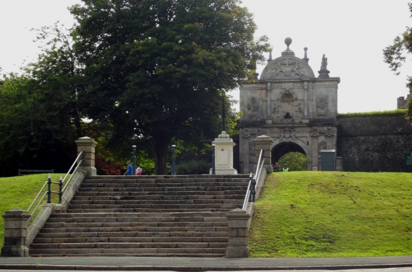 Zdjęcie z Wielkiej Brytanii - Barokowa brama główna z Royal Citadel.