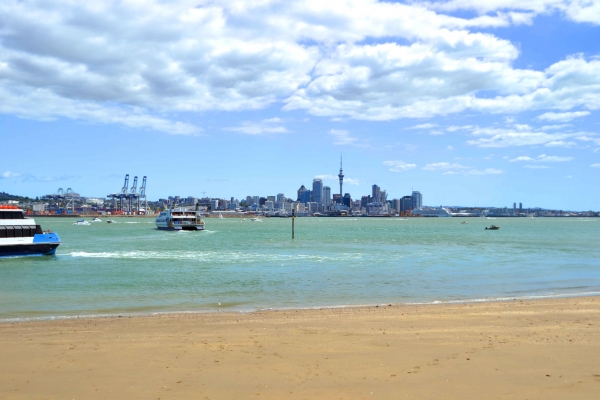 Zdjęcie z Nowej Zelandii - Centrum Auckland widziane z plazy w Devonport