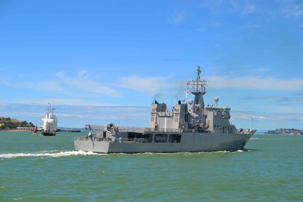 Zdjęcie z Nowej Zelandii - Okret wojenny wyplywajacy z Auckland