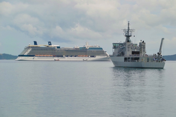 Zdjęcie z Nowej Zelandii - Wielki wycieczkowiec i korweta, ktora pare dni wczesniej widzielismy w Auckland