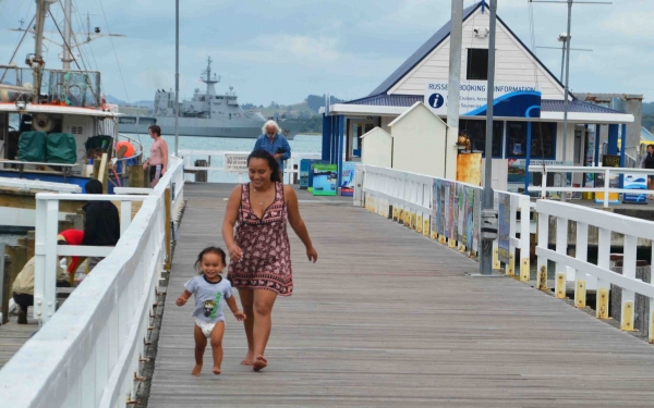 Zdjęcie z Nowej Zelandii - Przystan w Russel...i maly Maorysek :)