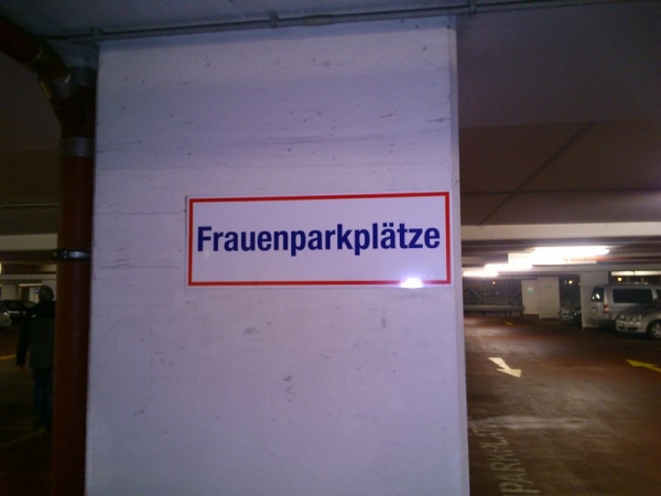 Zdjęcie z Austrii - Wydzielona strefa do parkowania dla kobiet :D Mistrzostwo świata ! :D