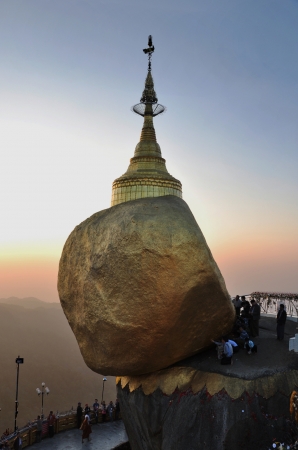 Zdjęcie z Birmy - Złota Skała na górze Kyaiktiyo