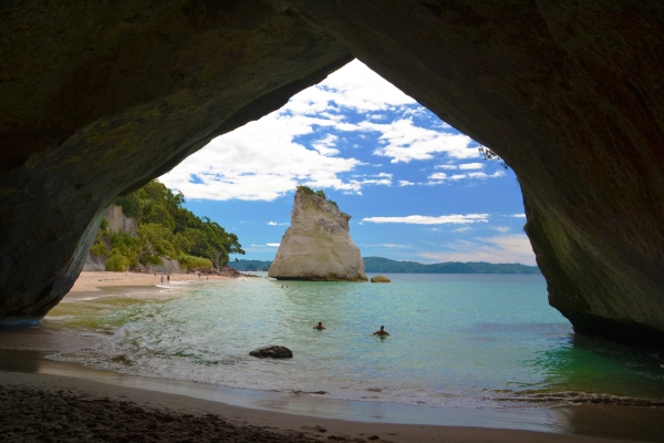 Zdjęcie z Nowej Zelandii - Cathedral Cove. Widok przez Skalny Łuk na skale Te Hoho Rock 