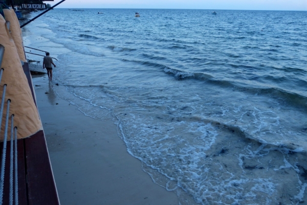 Zdjęcie z Kenii - a wieczorem cała plaża zalana:)