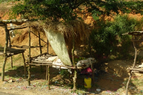 Zdjęcie z Kenii - trochę lokalnego życia w drodze do Amboseli