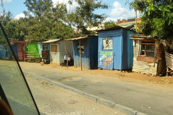 Zdjęcie z Kenii - trochę lokalnego życia w drodze do Amboseli