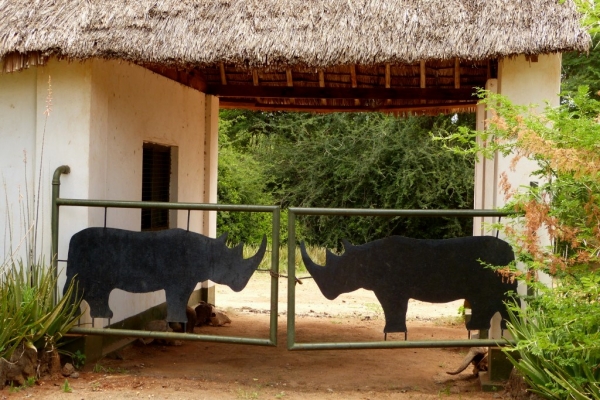 Zdjęcie z Kenii - Tsavo Zachodnie; czemu ma służyć wizerunek na bramie, skoro nosorożce tu nie występują? 