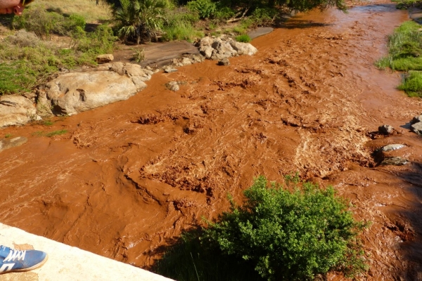 Zdjęcie z Kenii - wzburzona rzeka Tsavo