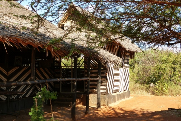 Zdjęcie z Kenii - sklep w afrykańskim szałasie zaprasza do środka po pamiątki