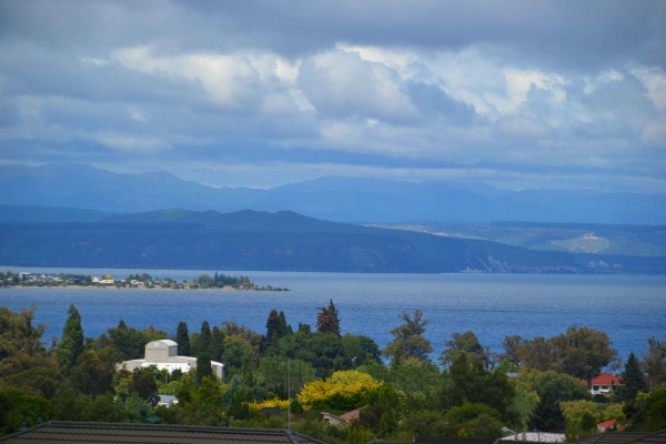 Zdjęcie z Nowej Zelandii - Jezioro Lake Taupo i otaczajace je gory