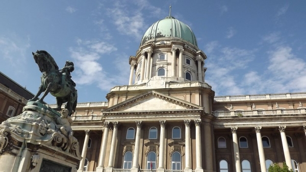 Zdjęcie z Węgier - Pomnik Eugeniusza Sabałdzkiego i zielona kopuła zamku