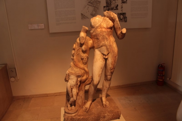 Zdjęcie z Grecji - Posągi z muzeum w Dionie.