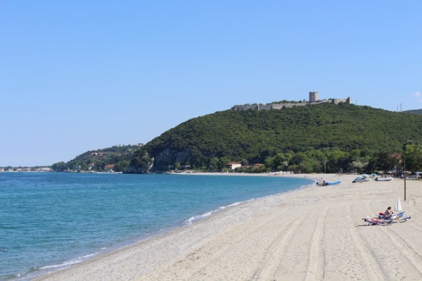 Zdjęcie z Grecji - Plaża w Skotinie z Zamkiem Platamonas w tle