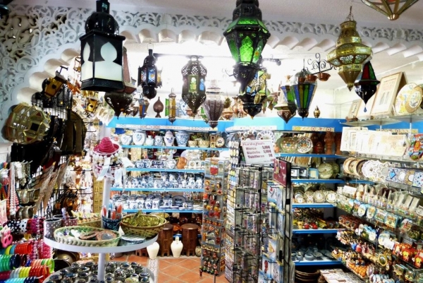 Zdjęcie z Hiszpanii - arabski sklepik z chińszczyzną na hiszpańskiej ziemi....- czyli: globalizacja świata trwa:)
