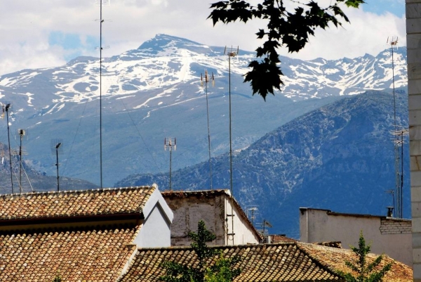 Zdjęcie z Hiszpanii - Sierra Nevada nad dachami Albaicin